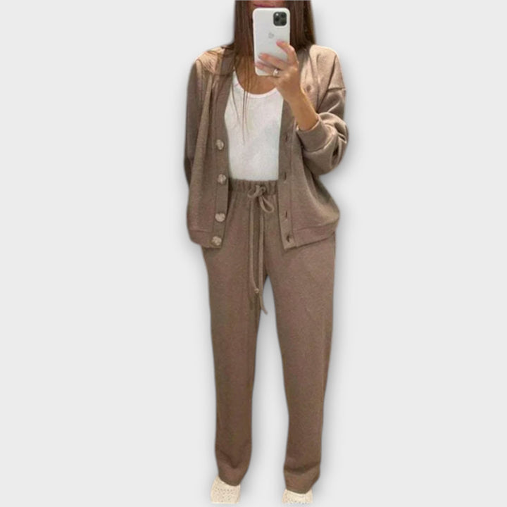 Karin – Cardigan- og buksesæt i moderne komfort og stil