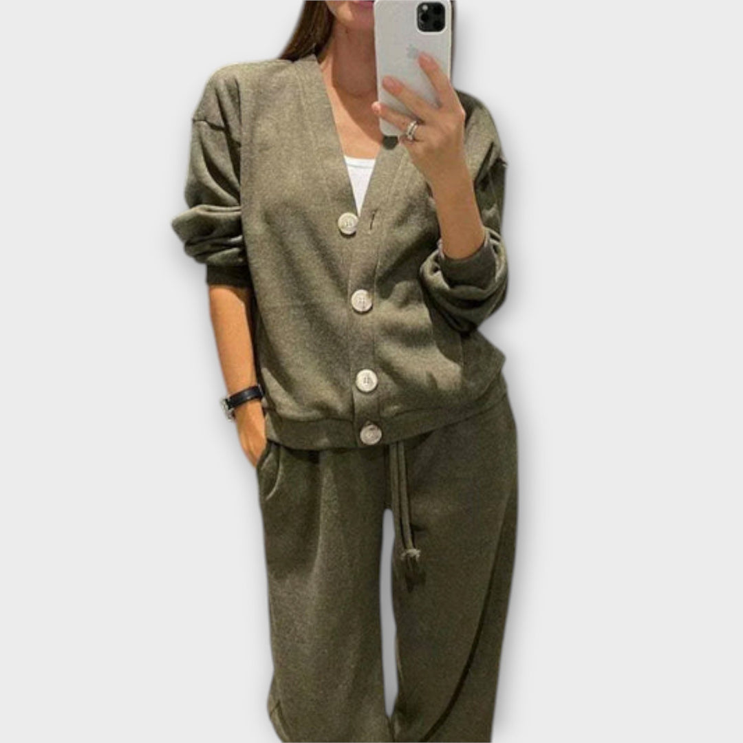 Karin – Cardigan- og buksesæt i moderne komfort og stil